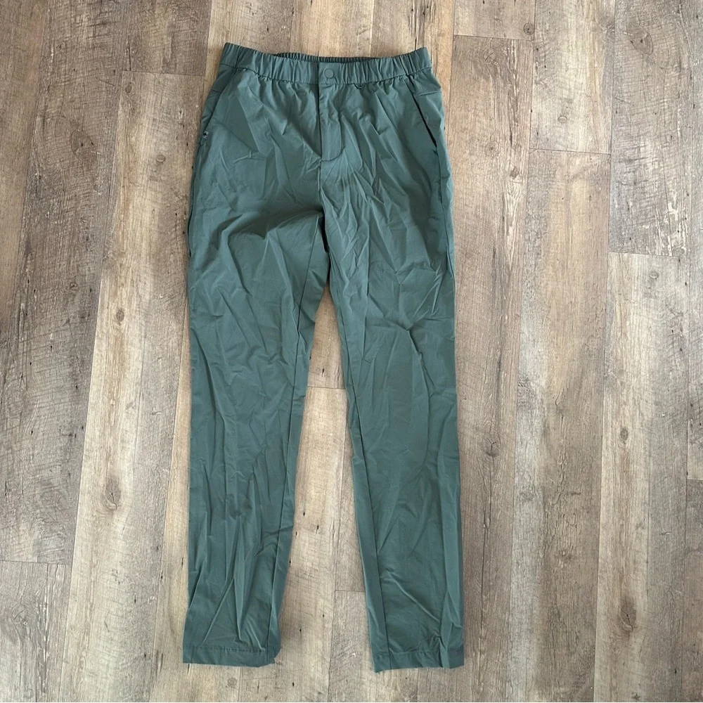 FIGS Men’s Tailored Trouser Agave